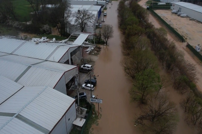 Ürünlü Deresi taştı araçlar sular altında mahsur kaldı
