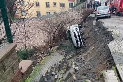 Yol çöktü: Otomobil çukura düştü