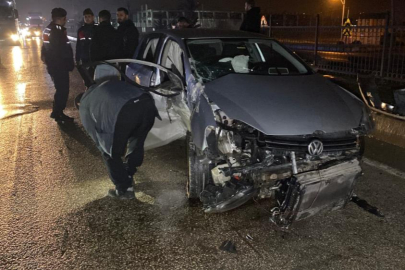 Bursa'da kontrolden çıkan otomobil bariyerlere çarptı: 2 yaralı