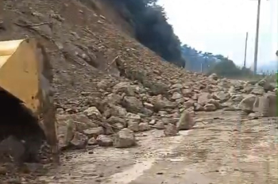 Gemlik-Mudanya yolunda heyelan...Trafiğe kapatıldı