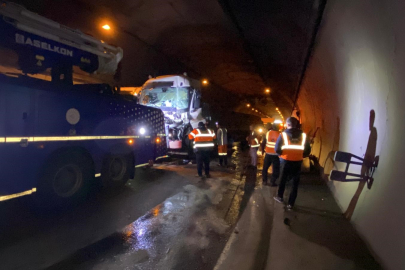 TEM'de tünel içinde 4 araç çarpıştı, sıkışan tır sürücüsü yaralandı