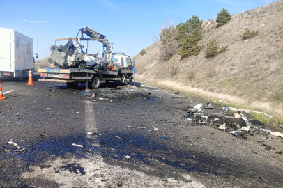 İki araç kafa kafaya çarpıştı: 5 ölü