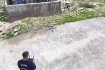 İntihar için elektrik direğine çıkan şahıs, polis dronu ile vazgeçirildi