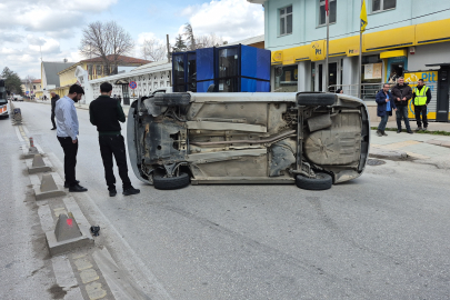 Yan yatan otomobilin sürücüsü kazadan yara almadan kurtuldu