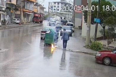 Çöpe atılacak batarya işletmecinin elinde alev aldı