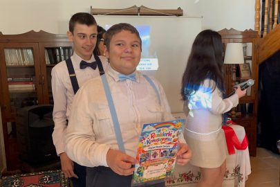 Otizmli iki gencin ilk kişisel resim sergisi: "Renklerle Konuşuyoruz"