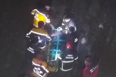 Otomobil köprüden dere yatağına uçtu: 2 yaralı