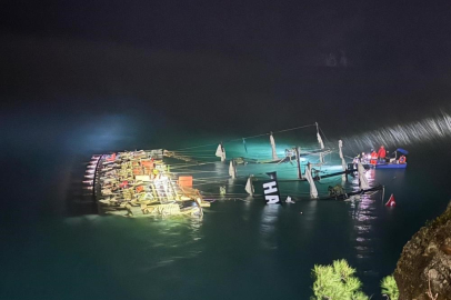 Tur teknesi kayalıklara çarpmıştı, bir kişinin cansız bedenine ulaşıldı