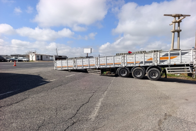 Ayrılan dorse yolu trafiğe kapattı