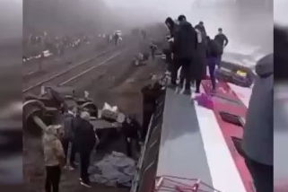 Rusya'da yolcu treni raydan çıktı