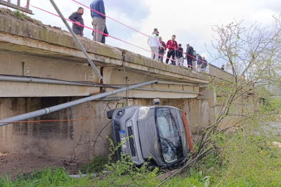 Bursa'da 3 araç birbirine girdi, 1'i dereye uçtu: 4 yaralı