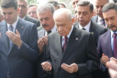 MHP Lideri Bahçeli, Türkeş'in kabrini ziyaret etti