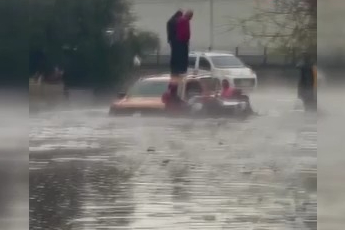 Araçlar suya gömüldü, mahsur kalan 2 kişi böyle kurtarıldı