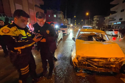 Işıklarda bekleyen araca otomobil arkadan çarptı