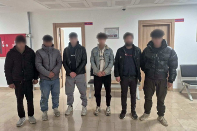 Kaçak göçmenler otomobil bagajında yakalandı