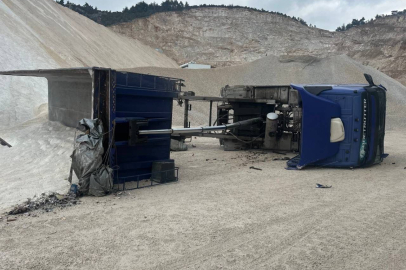 Kum boşaltırken devrilen kamyonda iş kazası: 1 yaralı