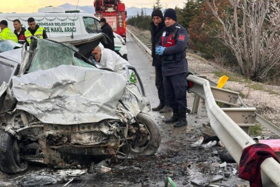 Polatlı’da iki otomobil kafa kafaya çarpıştı: 4 ölü