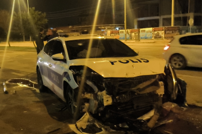 Polis otosuna çarpıp patlamış lastiklerle kaçtı