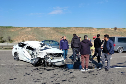 Tıra çarpan otomobil taklalar atarak durabildi