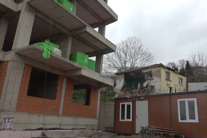 Yan parseldeki inşaat nedeniyle evsiz kaldılar