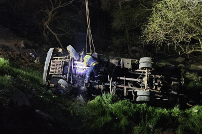 İş makinesi şarampole yuvarlandı: 1 ölü, 1 yaralı