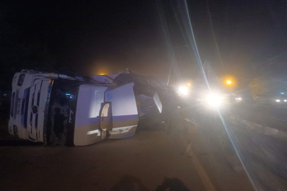 Virajı alamayan tır devrildi saman balyaları yola saçıldı