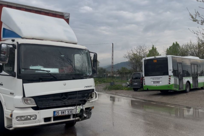 Bursa’da otobüs ile kamyon çarpıştı: 2 yaralı