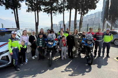 Otizm farkındalığı için jandarmayı ziyaret ettiler