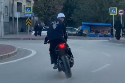 Polis yeleğiyle trafikte şov yapan sürücü yakalandı