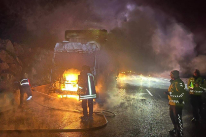 Seyir halindeki tır bir anda alev aldı