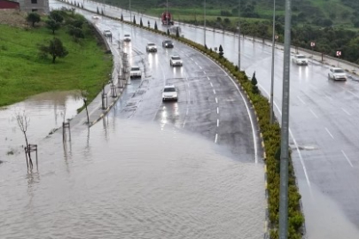 Göle dönen yolda araçların zorlu ilerleyişi havadan görüntülendi