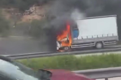 Bursa'da seyir halindeki kamyon, alev alev yandı