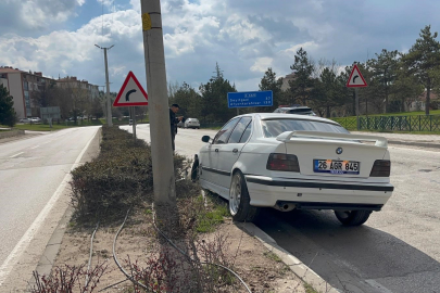 Kontrolden çıkan araç orta refüje çıktı, sürücü yaralandı