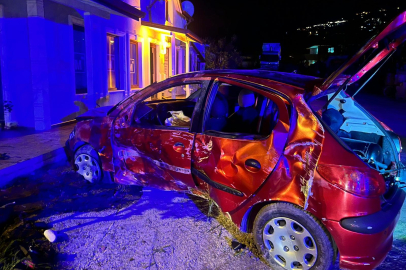 Kontrolden çıkan otomobil, evin duvarına çarpttı