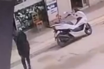 Sandalyeyle kendini savundu, bıçaklanmaktan kurtulamadı