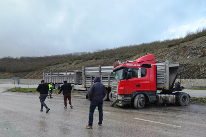 Tır makasladı: Sürücü yaralandı