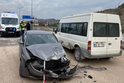 Virajı alamayan otomobil park halindeki araca çarptı