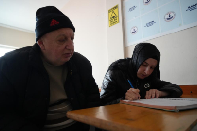 56 yaşında okuma-yazma öğrenen baba ile kızının azmi