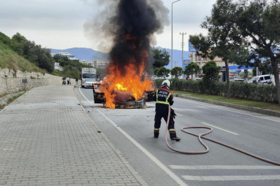 Aynı noktada 2 araç alevlere teslim oldu