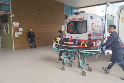 Bursa'da cip ile motosiklet çarpıştı, 2 kişi yaralandı: Kaza anı kamerada