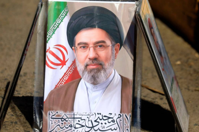 Reuters: "İran dini lideri Hamaney'in yüzü tanınmaz halde"