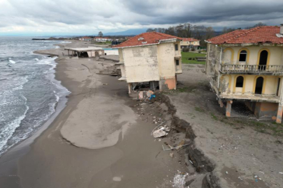 Deniz 100 metre içeri girdi, villalar çöktü