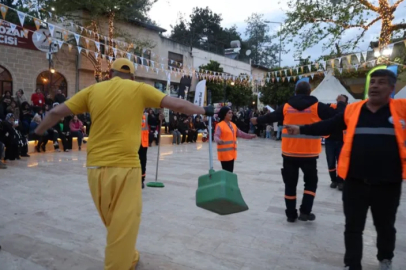 Festival alanını hem temizlediler hem eğlendiler