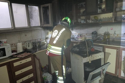 İskenderun'da evin mutfağı alevlere teslim oldu
