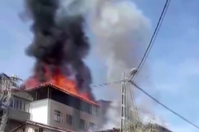 Alevler binaları sardı: İki evin çatısı küle döndü