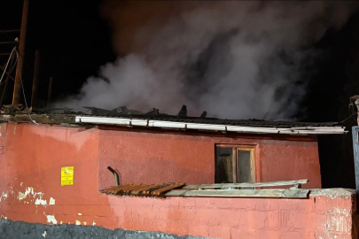 Dumanı görüp terk ettiği evi alevlere teslim oldu