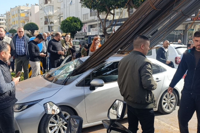 İnşaat demirleri seyir halindeki otomobile 'ok' gibi saplandı