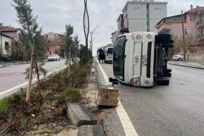 Kamyonet refüje çarparak devrildi: 2 yaralı