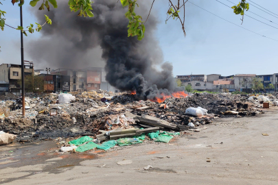 Sanayi atıklarının döküldüğü alanda yangın çıktı