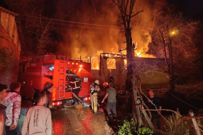 Bursa İnegöl'de tek katlı ev alev alev yandı